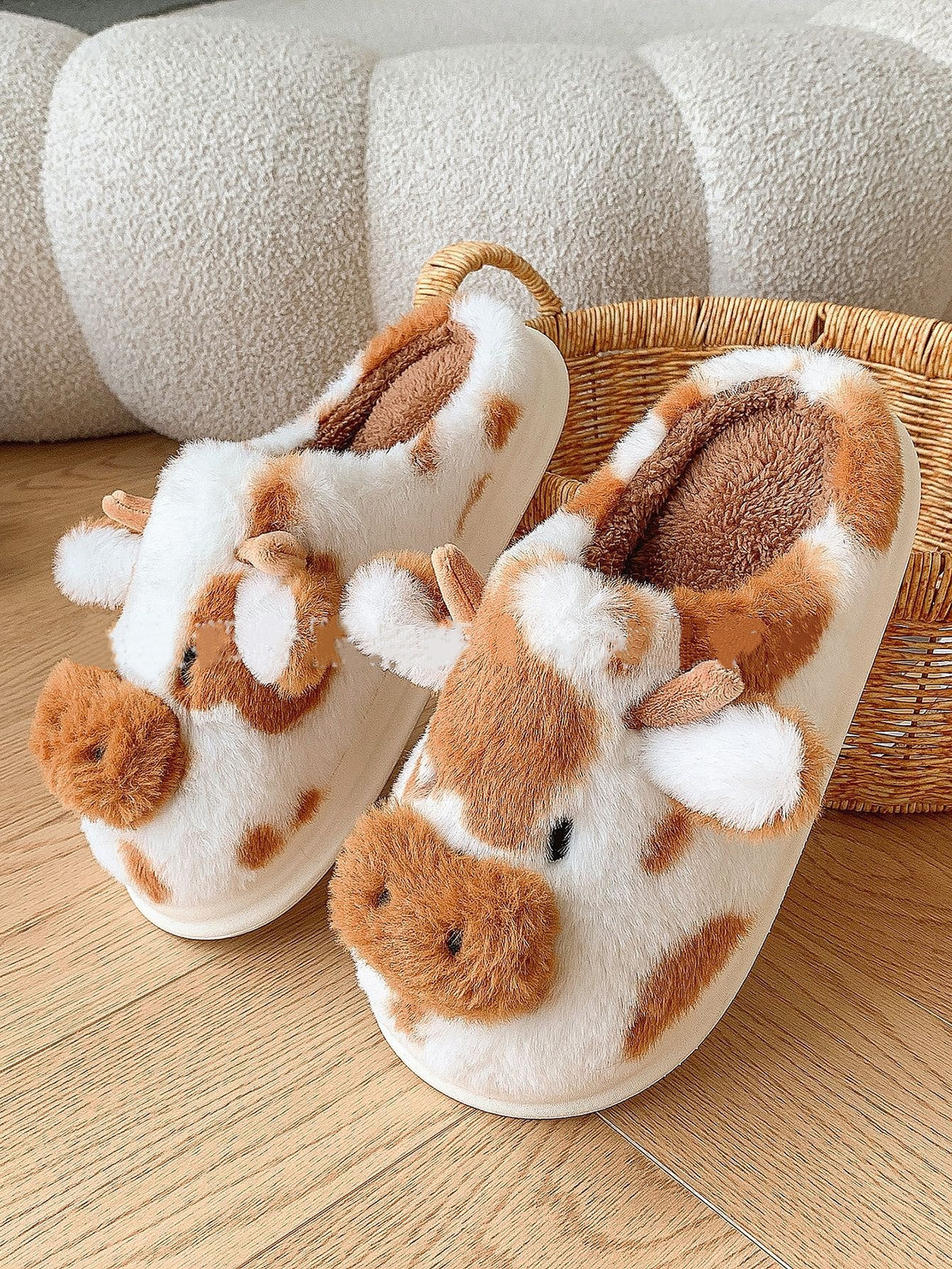Zapatillas de vaca marrón junto a una cesta